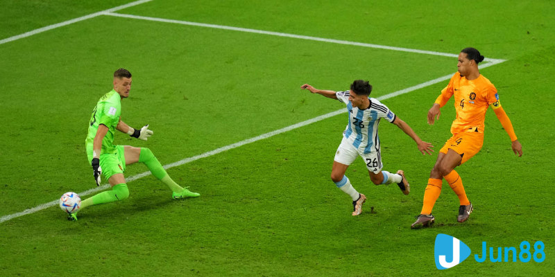Nahuel Molina tung cú sút trong hiệp 1 Hà Lan vs Argentina