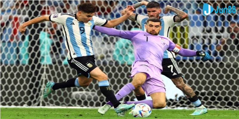 Julian Alvarez cướp bóng và ghi bàn trong hiệp 2 Argentina vs Úc