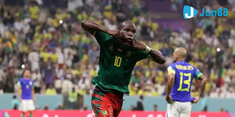 Lão tướng Aboubakar cởi áo ăn mừng trong hiệp 2 Cameroon vs Brazil