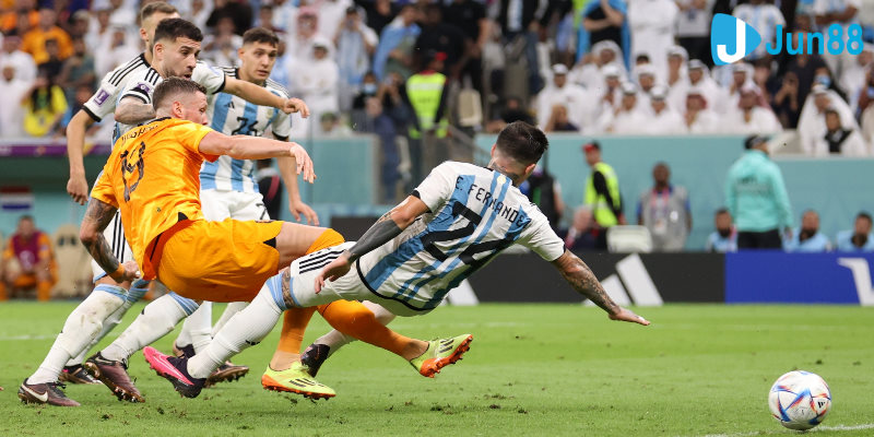 Cú sút đưa trận đấu về cân bằng trong hiệp 2 Hà Lan vs Argentina