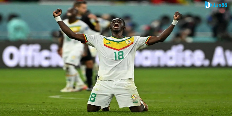 Ismaïla Sarr ghi bàn trong hiệp 1 trận Ecuador vs Senegal